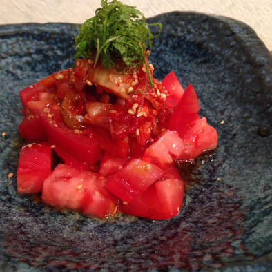 キムチとトマトと青紫蘇のおつまみの写真