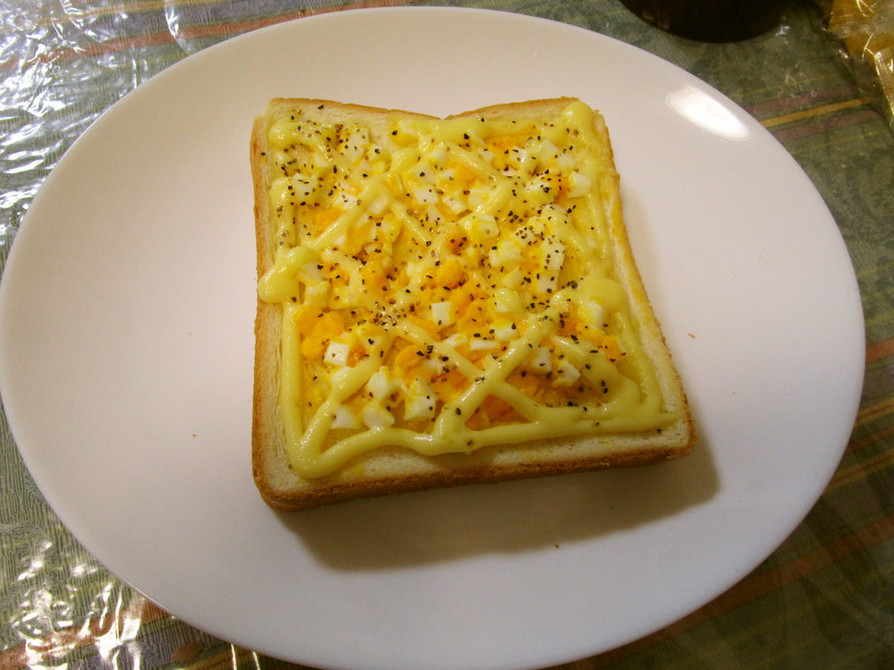 茹で卵のトーストの画像