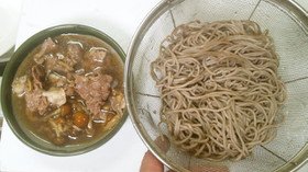 肉盛りとなめこ(きのこ)の付けそば