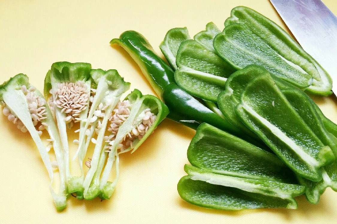 種の散らばらないピーマンパプリカの切り方 レシピ 作り方 By ほげウサ クックパッド 簡単おいしいみんなのレシピが379万品