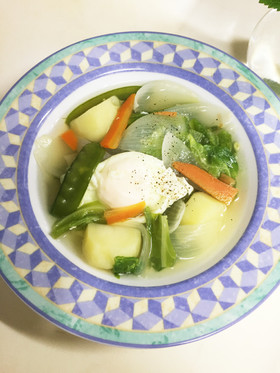 朝食ランチに春野菜とポーチドエッグスープ