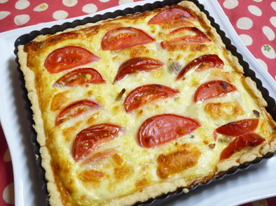 トマト＆モッツァレラチーズのキッシュの写真