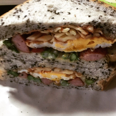 アスパラソーセージエッグサンドイッチの写真