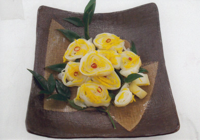 菊の花と大根の酢の物の写真