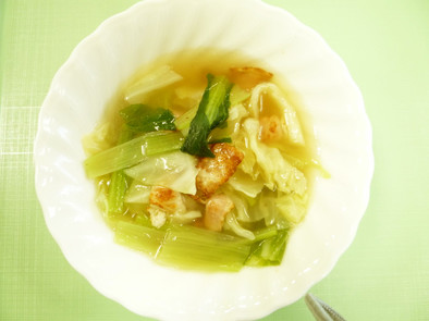 小松菜と春キャベツのコンソメスープの写真