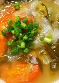 簡単レタスとニラ トマトの味噌中華スープ