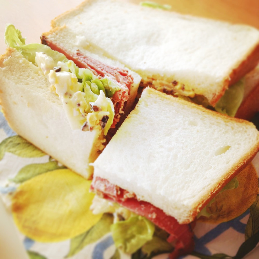 マカロニサラダとパストラミのサンドイッチの画像
