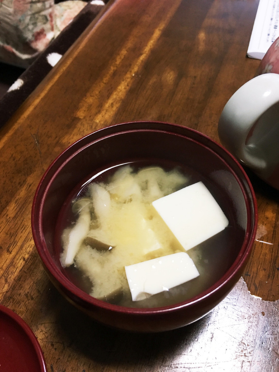 絹豆腐としめじの味噌汁の画像