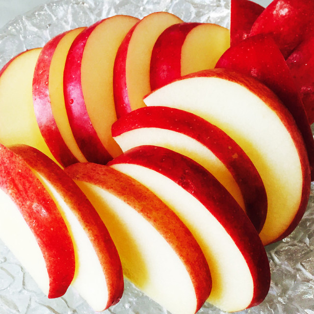 リンゴ皮まで美味しい我が家の切り方 レシピ 作り方 By あくたれちゃちゃ クックパッド 簡単おいしいみんなのレシピが352万品