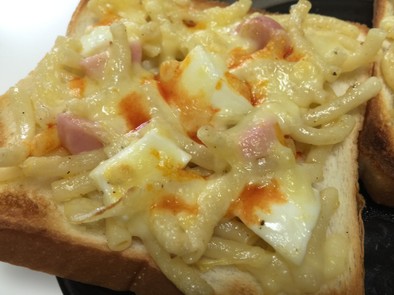 マカロニサラダリメイクでピザ風トースト！の写真