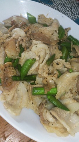 スナップエンドウ豆とアスパラの豚肉炒め