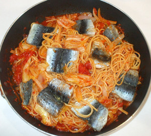 魚・イワシ＋トマト缶＋キャベツのパスタの画像