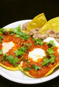 メキシコ風朝食プレート：目玉焼きとソース