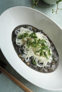 イカの黒作り入り納豆タレで食べるお素麺