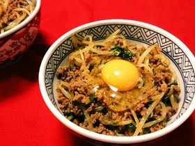 豚挽き肉ニラモヤシ玉スタミナ丼