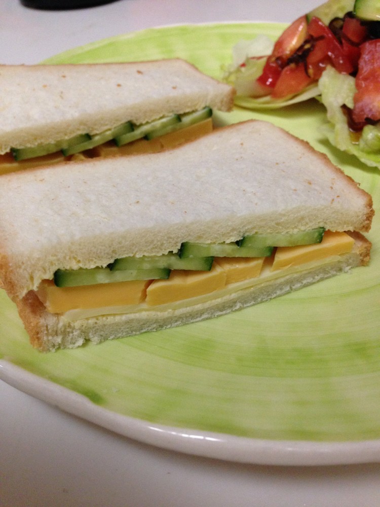 wチーズときゅうりのサンドイッチの画像
