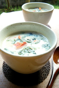 鮭とほうれん草の豆乳コンソメスープ
