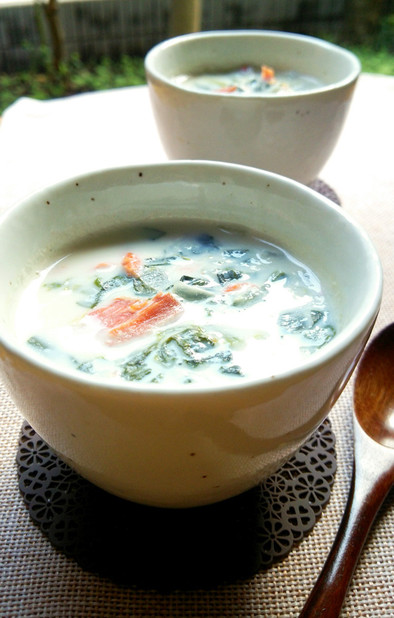 鮭とほうれん草の豆乳コンソメスープの写真