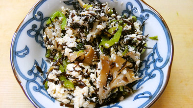 簡単副菜に！小松菜と舞茸 ひじきの白和えの写真