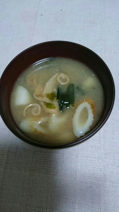 竹輪とワカメとくるくる麩のお味噌汁の写真