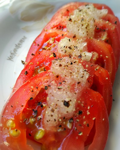 薄切りトマトのオニオンサラダの写真