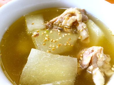 冬瓜と鶏肉の中華風食べるスープの写真