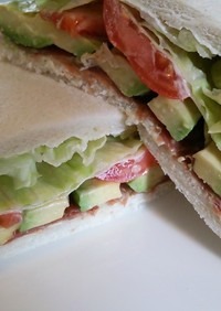 アボカドトマトと生ハムのサンドイッチ