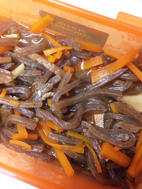 そんなに甘くないこんにゃくぜんまい煮物