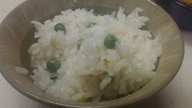 エンドウ豆と玉ねぎの芽の炊き込みご飯