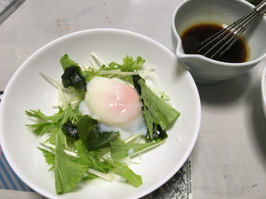 水菜とわかめの温泉卵のせの画像