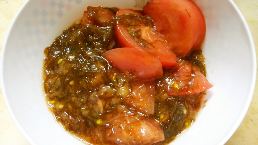 簡単朝食に☆トマトともずくの梅おかか和えの画像