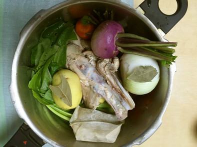 圧力鍋で！鶏と野菜のブイヨンスープの写真