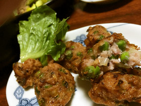 グリンピースと玉ねぎのイカのすり身揚げ