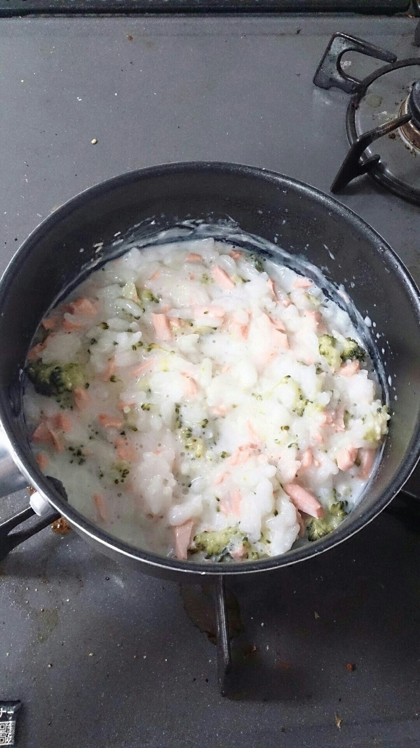 離乳食中期〜鮭とブロッコリーのミルク粥の画像