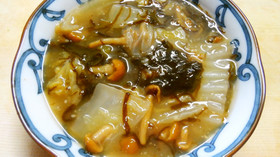 簡単♪白菜となめこ もずくの味噌中華煮!