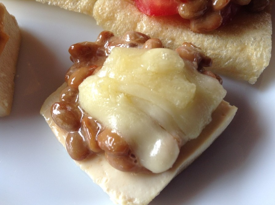 チリソース納豆&チーズの豆腐ピザ風の画像