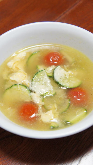 夏に、ズッキーニ・プチトマト・卵のスープの写真