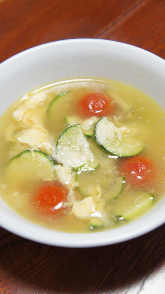 夏に、ズッキーニ・プチトマト・卵のスープの画像