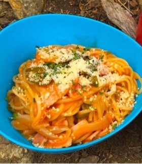 【山ごはん】水漬けパスタでナポリタン