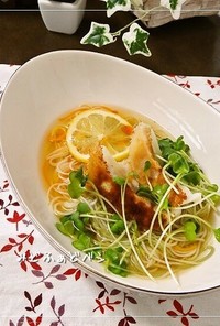 餃子と素麺のレモンスープ仕立て