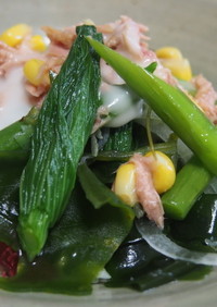 山菜・雪笹（あずきな）と海藻のサラダ