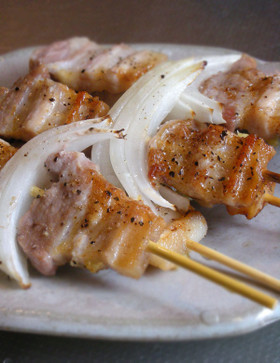 グリルで簡単!豚バラ肉のにんにく塩串焼き