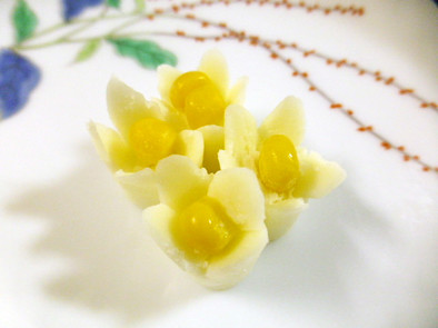 簡単キャラ弁♪さけるチーズde小さなお花の写真