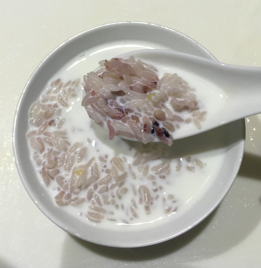 雑穀米入り白飯の牛乳かけの画像