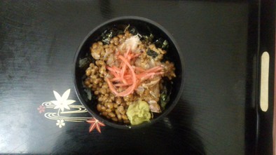 梅雨の食欲を誘う寿司飯入り納豆の簡単丼の写真