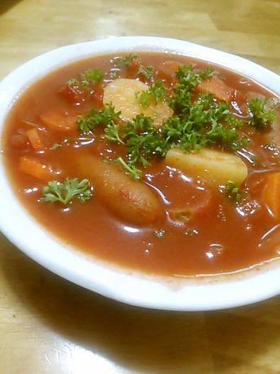 ソーセージと野菜たっぷりトマトスープの写真