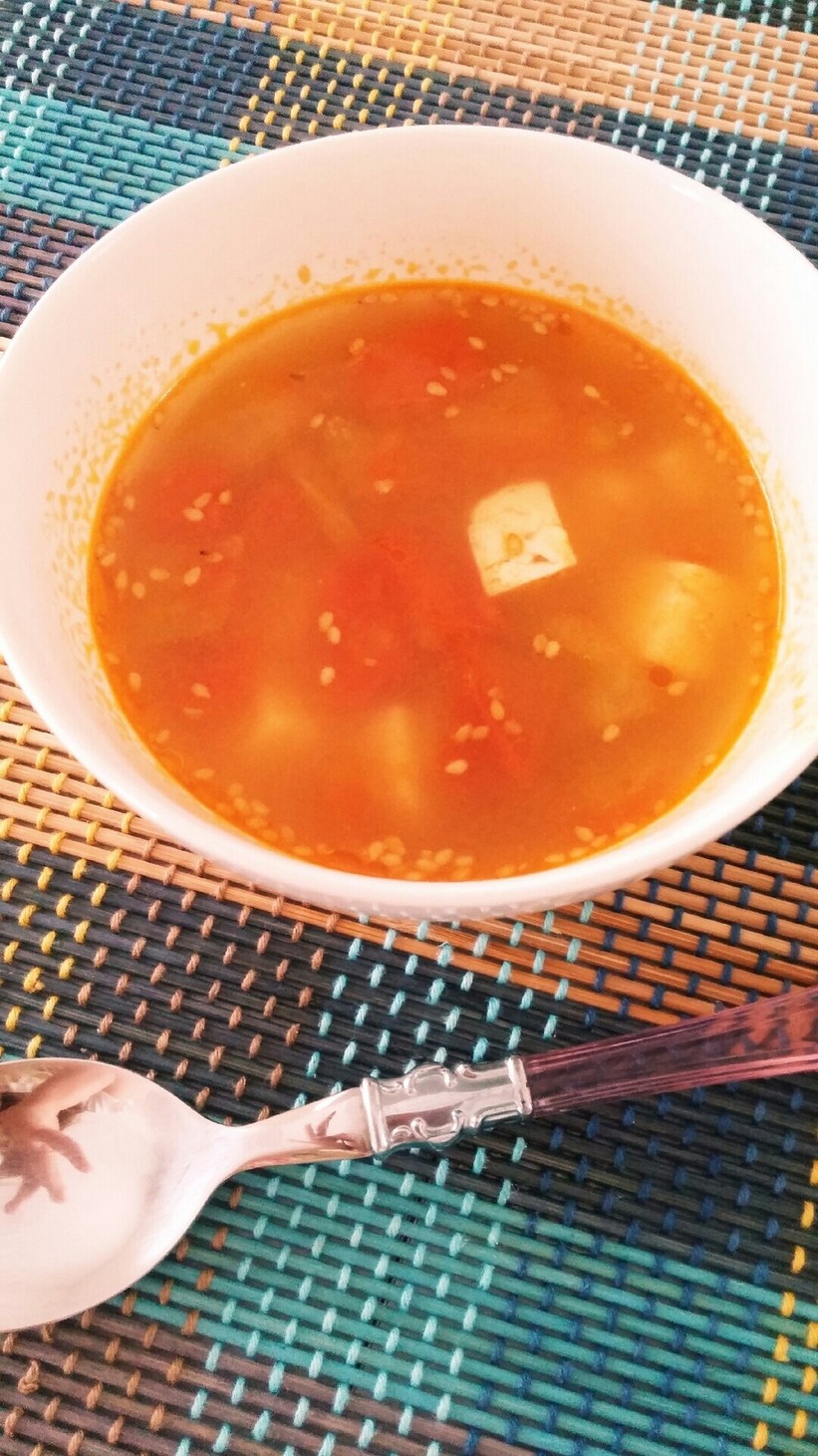 トマト、めかぶ、豆腐のヘルシースープの画像