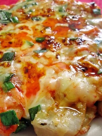 ボリューム満点！大満足なキムチ餃子ピザの写真
