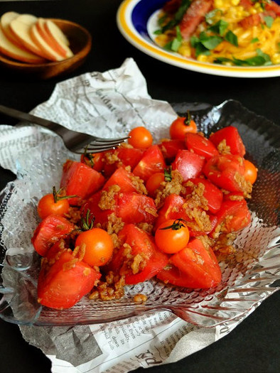 ドレッシングごと、美味しいトマトサラダ！の写真
