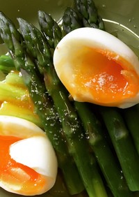 アスパラガスと半熟卵の温サラダ
